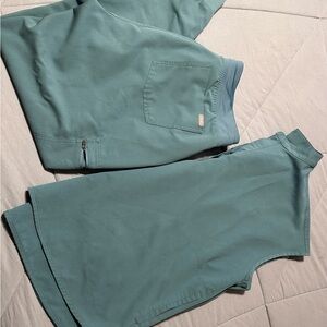 Figs scrubs Raphael top XL and jogger bottoms L.